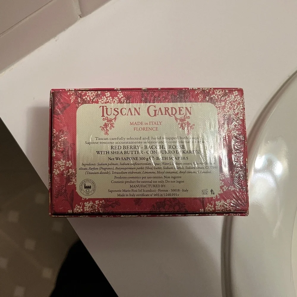 Red berry soap with shea butter from Italy